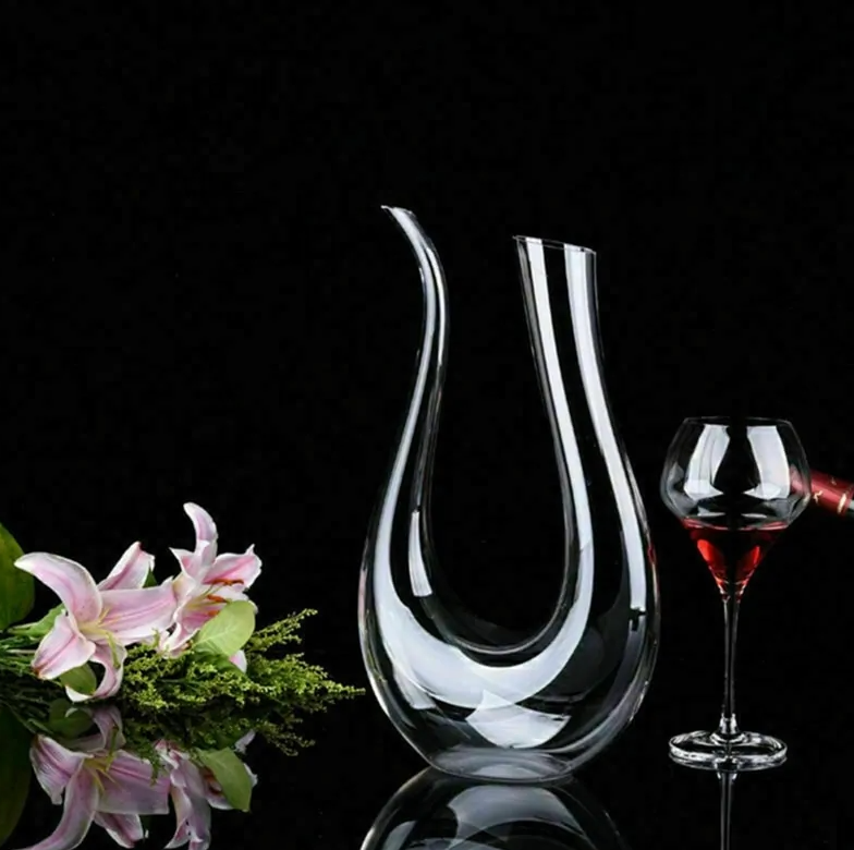 Swan Elegance: Crystal Wine Decanter