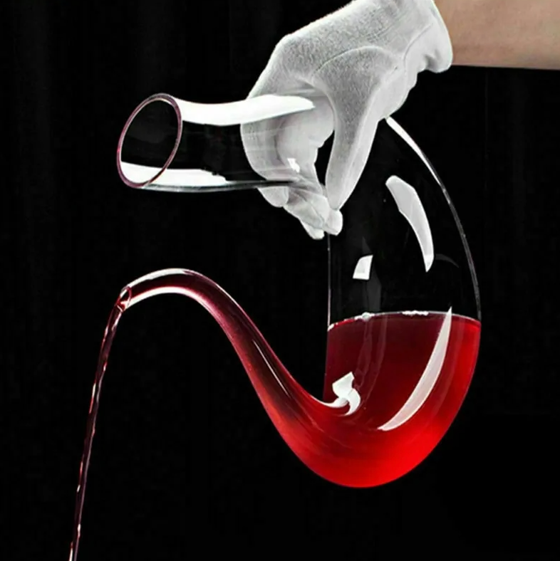 Swan Elegance: Crystal Wine Decanter